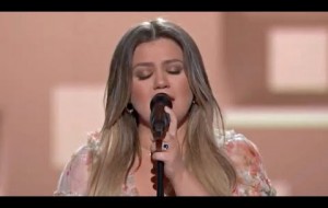 Kelly Clarkson Sings 'The Dance' + We're Shook